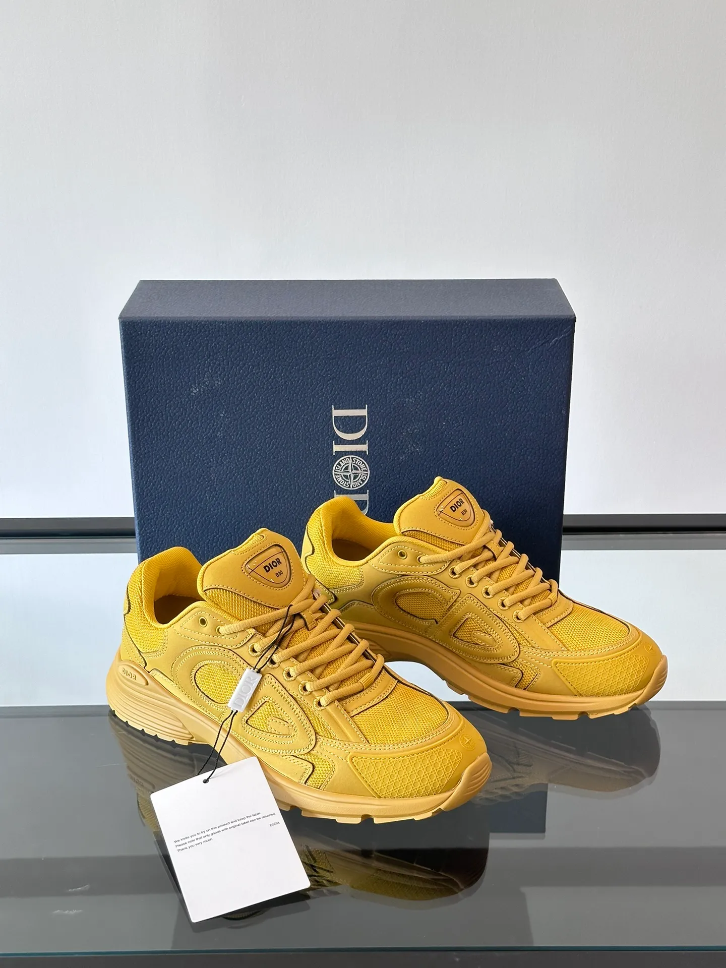 p400《Dio*》Dior B30 series sports shoes, multi-color mesh fabric and multi-color technical fabrics, this season's new B30 low-top sports shoes are one of the flagship styles of the series. Crafted from multicolor mesh and technical fabrics, it's finished with a reflective "CD30" graphic and silver-toned "DIOR B30" and "CD30" logos on the heel and tongue. An extra-light, sculpted rubber sole with signature accents adds style, while internal stretch details create ideal comfort. It can be matched with various casual styles to show a fashionable and modern sports style. Size: 38-44 (45-46 customized)